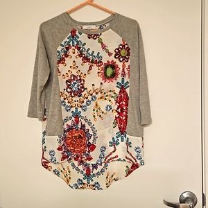 OVI Raglan sleeve hi lo top gray and jewel pattern sz.S EUC
